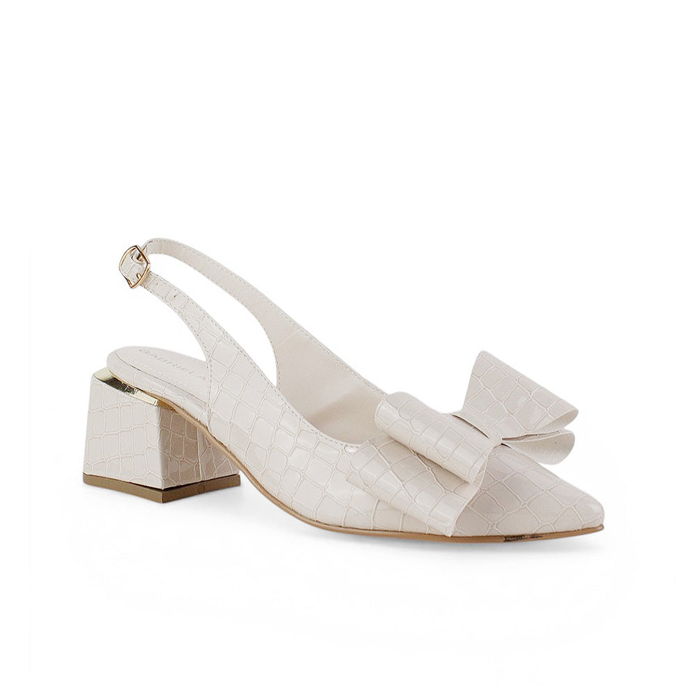 Vista diagonal de zapatilla para mujer con moño en punta fina y tacón bajo ancho de 6cm en color beige 