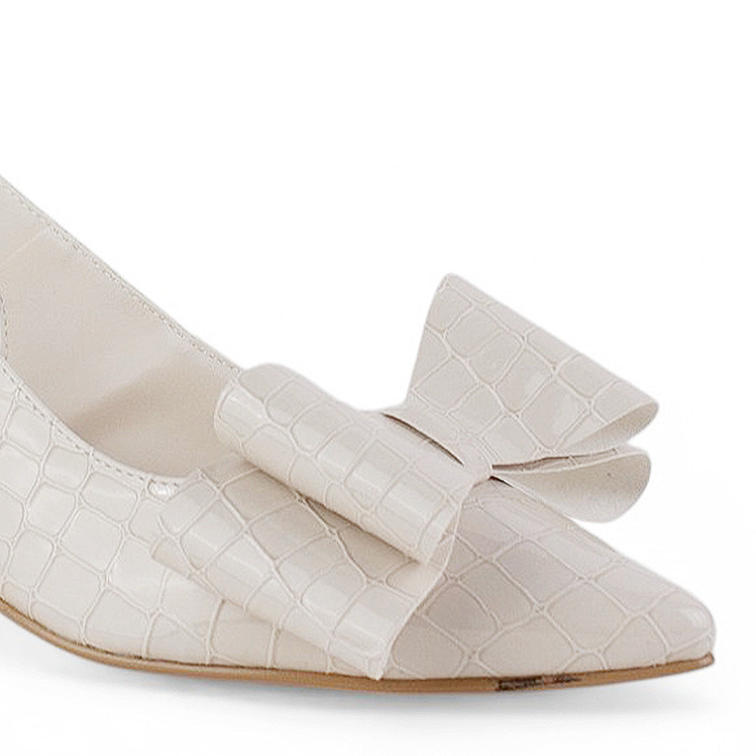 Vista a detalle de moño en punta fina de zapatilla beige para mujer con tacón bajo de 6cm