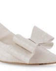 Vista a detalle de moño en punta fina de zapatilla beige para mujer con tacón bajo de 6cm