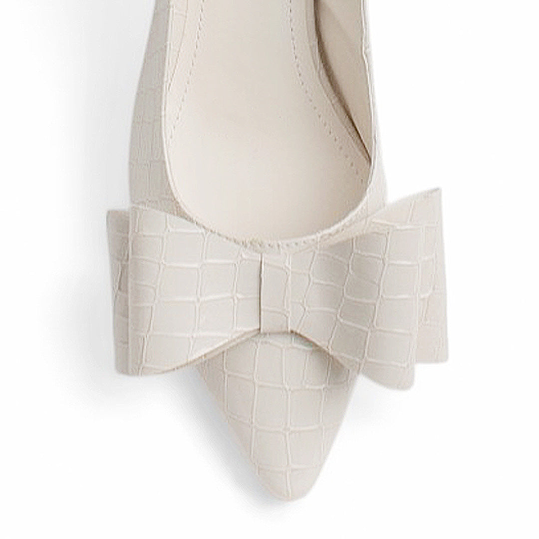 Vista de material sintético en zapatilla destalonada para mujer con moño en punta fina color beige 