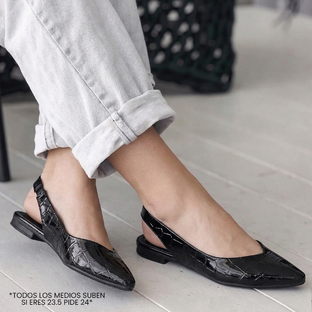 Flats negros para mujer de punta fina y correa trasera destalonados 
