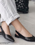 Flats negros para mujer de punta fina y correa trasera destalonados 