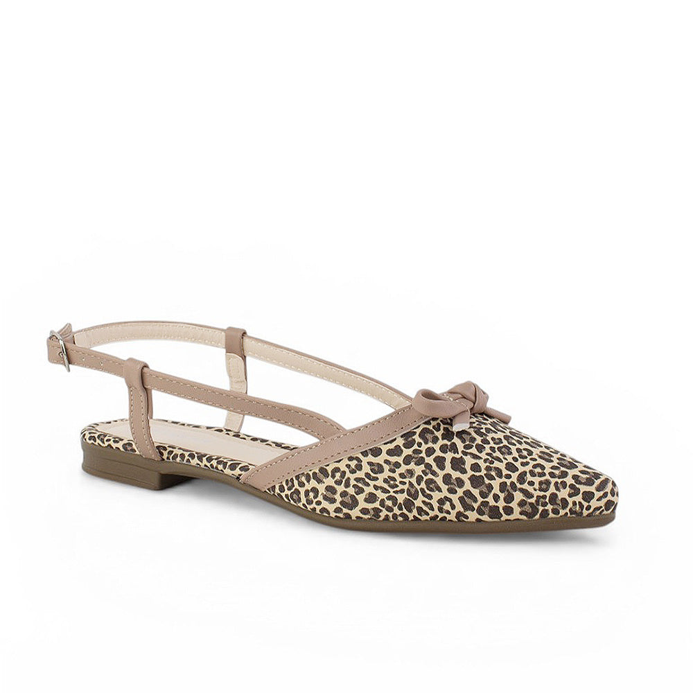 Vista diagonal de flats nude para mujer con punta fina, moño destalonado y pulsera ajustable