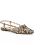 Vista diagonal de flats nude para mujer con punta fina, moño destalonado y pulsera ajustable