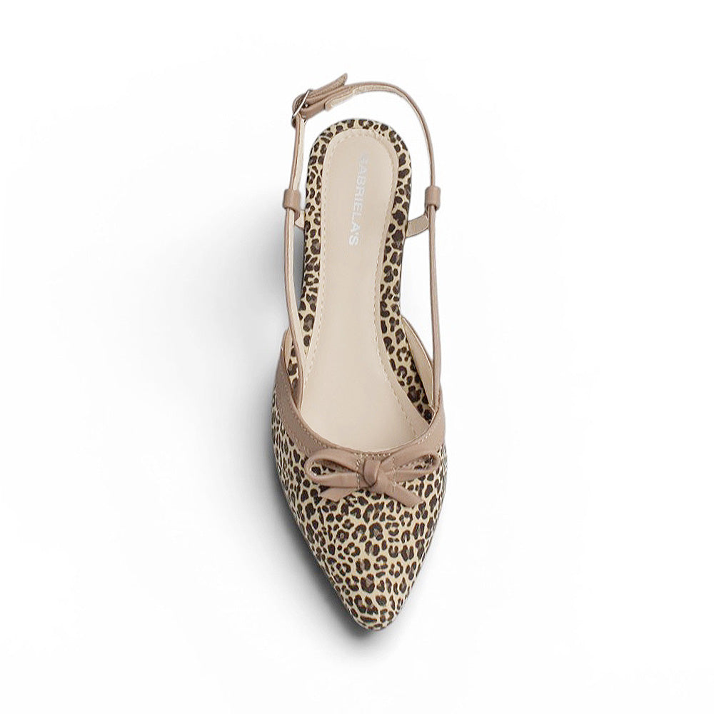 Vista superior de flats nude para mujer con moño en punta fina destalonado con correa ajustable trasera de meter