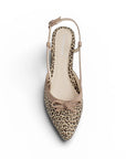 Vista superior de flats nude para mujer con moño en punta fina destalonado con correa ajustable trasera de meter