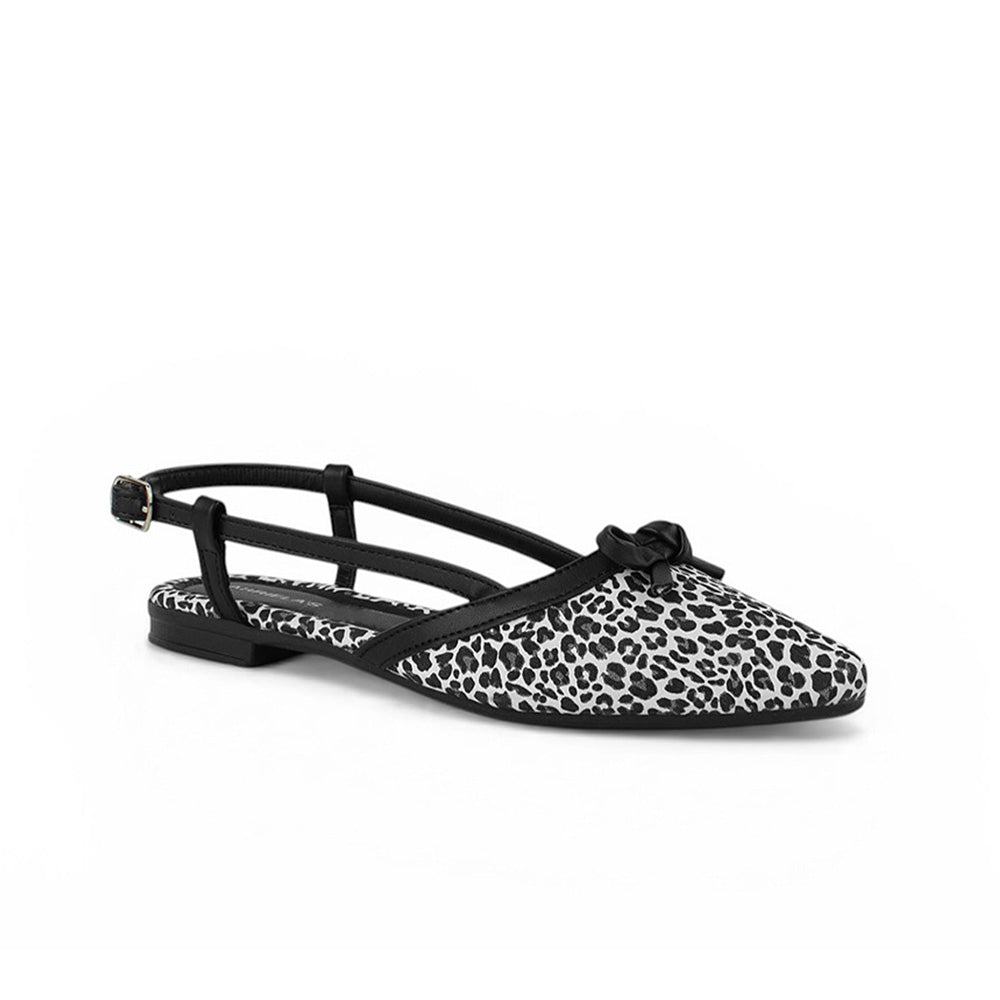 Vista diagonal de flats negros para mujer con punta fina, moño destalonado y pulsera ajustable
