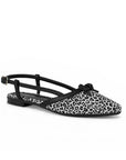 Vista diagonal de flats negros para mujer con punta fina, moño destalonado y pulsera ajustable