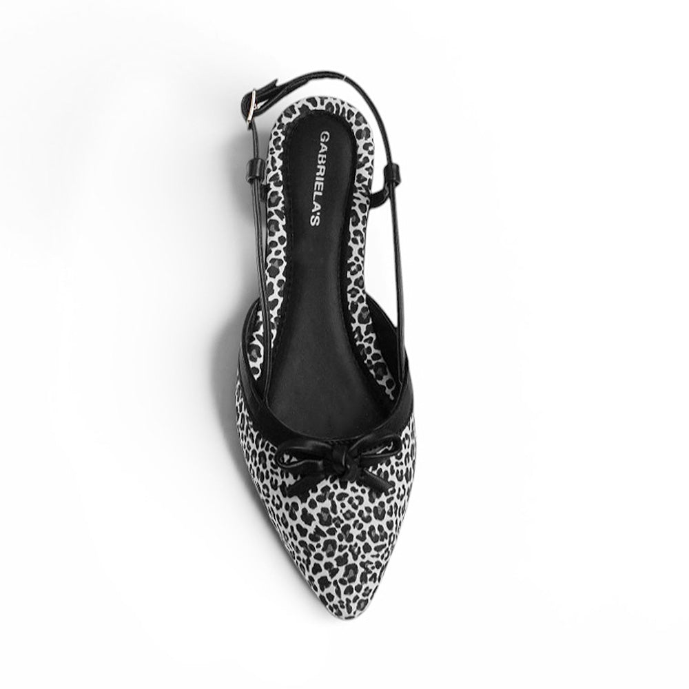 Vista superior de flats negros para mujer con moño en punta fina destalonado con correa ajustable trasera de meter