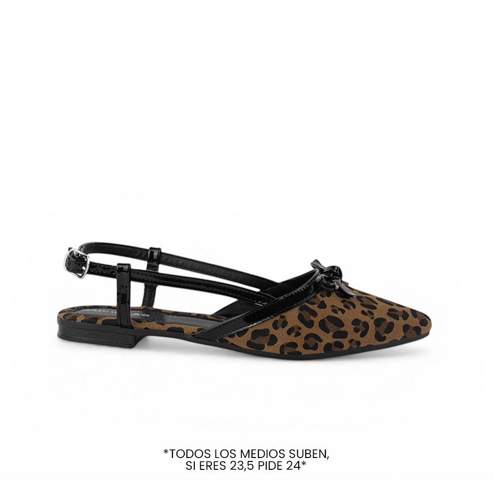 Vista lateral de flats cafes con negro para mujer con moño en punta fina y correa ajustable trasera destalonado