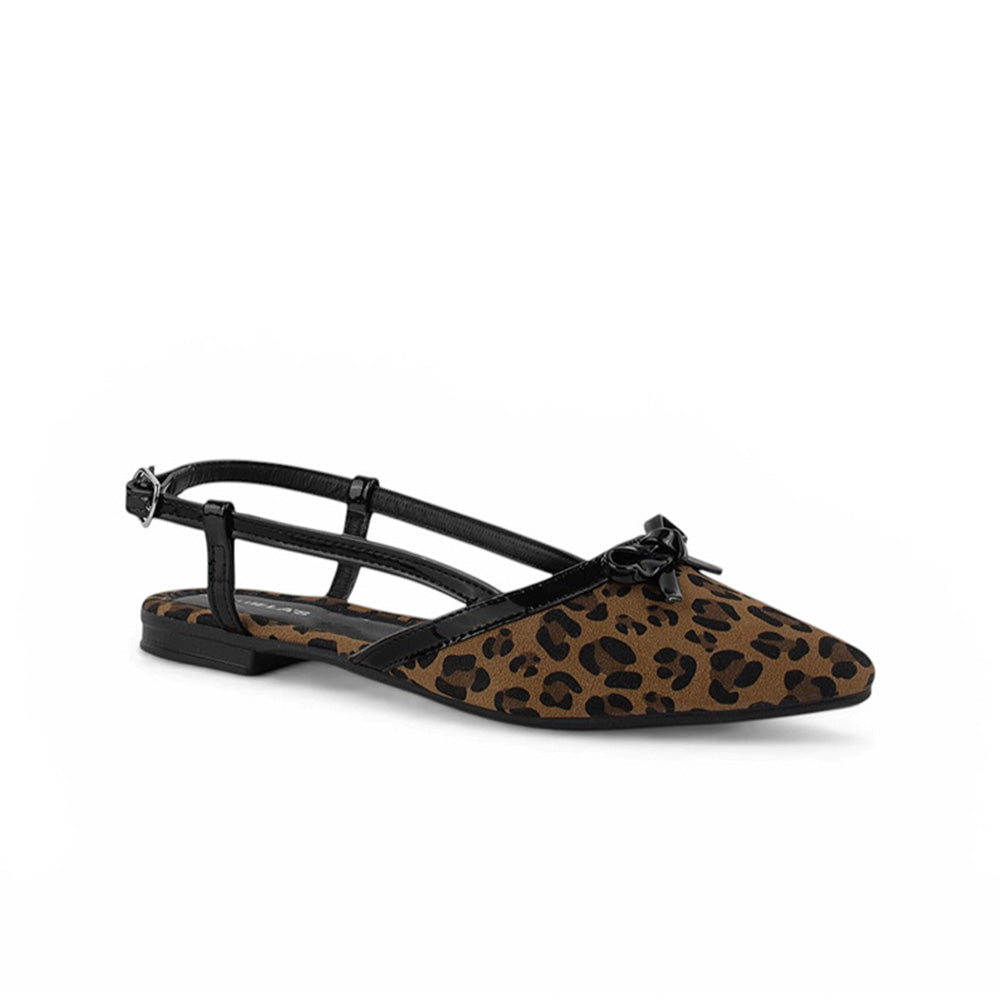 Vista diagonal de flats cafes con negro para mujer con punta fina, moño destalonado y pulsera ajustable