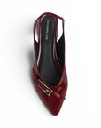 Vista superior de flats vino en charol para mujer