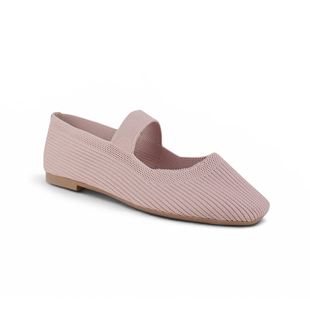 Vista diagonal de flats tipo balerinas nude con pulsera para mujer de piso
