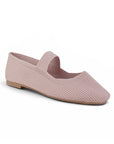 Vista diagonal de flats tipo balerinas nude con pulsera para mujer de piso