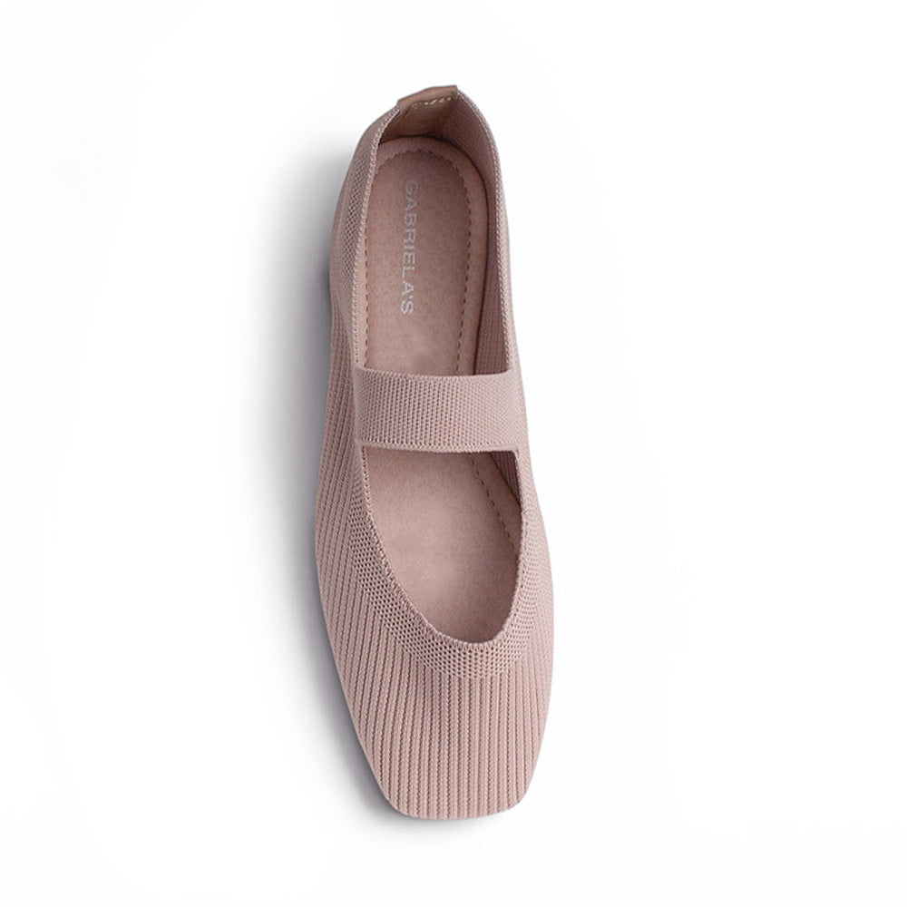 Vista superior de flats tipo balerinas nude con pulsera de piso para mujer