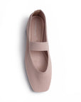 Vista superior de flats tipo balerinas nude con pulsera de piso para mujer