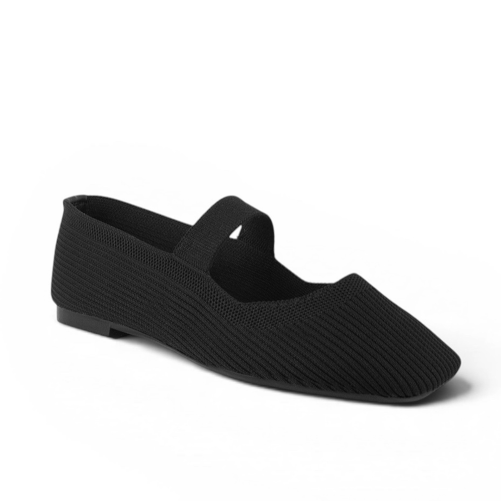 Vista diagonal de flats tipo balerinas negras con pulsera para mujer de piso