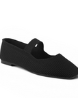 Vista diagonal de flats tipo balerinas negras con pulsera para mujer de piso