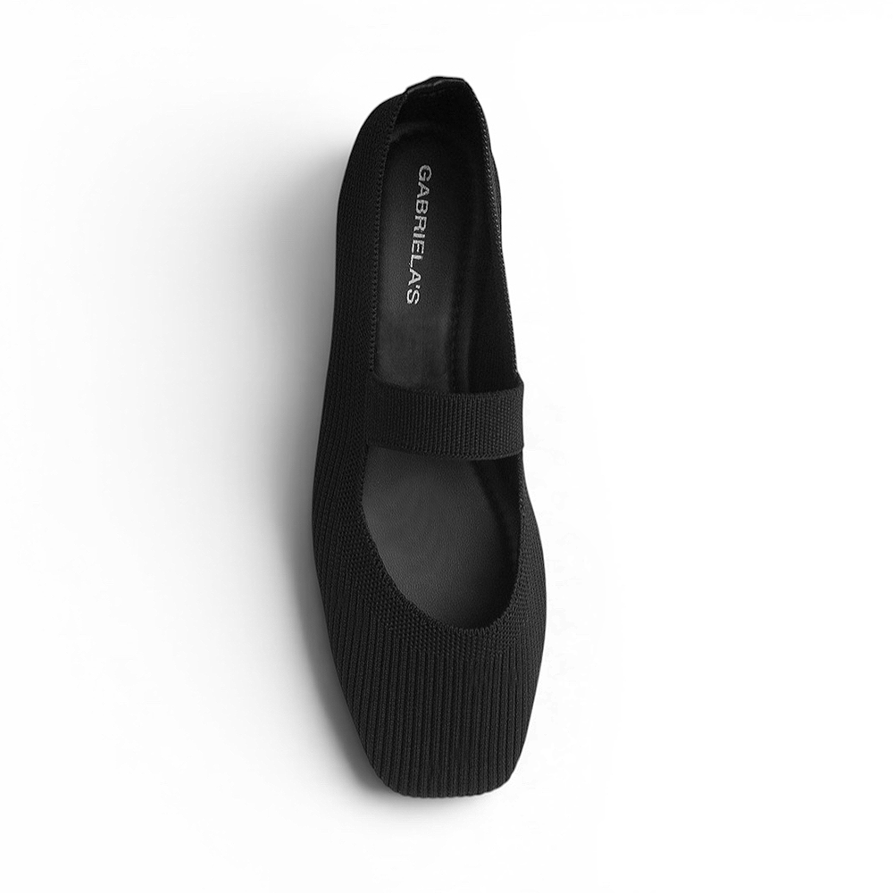 Vista superior de flats tipo balerinas negras con pulsera de piso para mujer