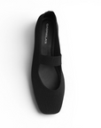 Vista superior de flats tipo balerinas negras con pulsera de piso para mujer
