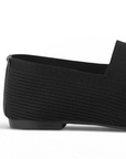 Vista trasera de flats tipo balerinas negras para mujer con pulsera de piso