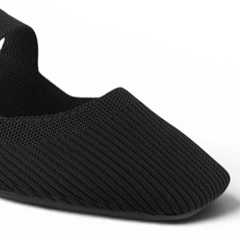 Vista del detalle de pulsera en flats tipo balerinas negras para mujer