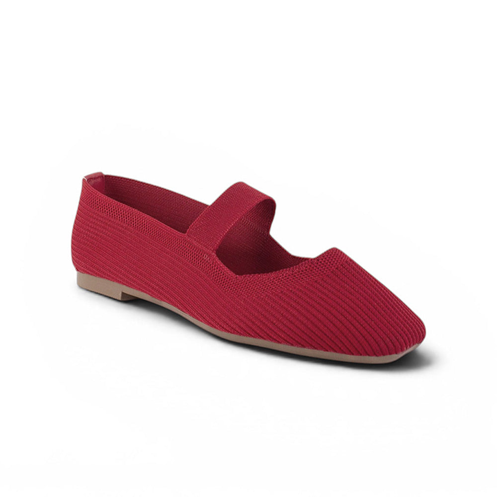 Vista diagonal de flats tipo balerinas rojas con pulsera para mujer de piso
