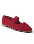 Vista diagonal de flats tipo balerinas rojas con pulsera para mujer de piso