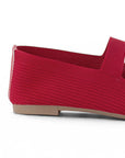 Vista trasera de flats tipo balerinas rojas para mujer con pulsera de piso
