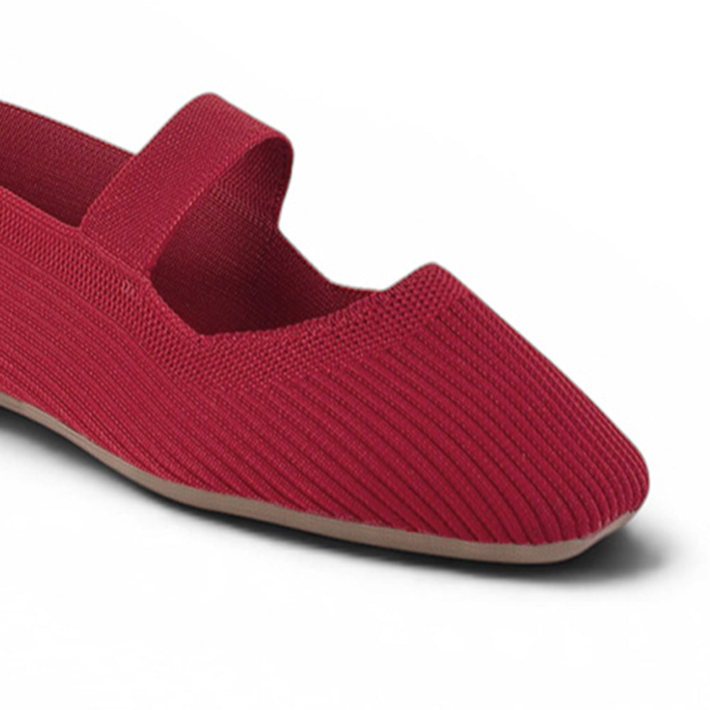 Vista del detalle de pulsera en flats tipo balerinas rojas para mujer