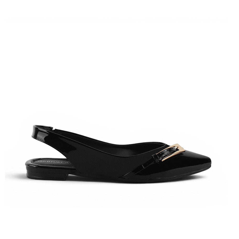 Vista lateral de flats negros para mujer