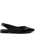 Vista lateral de flats negros para mujer