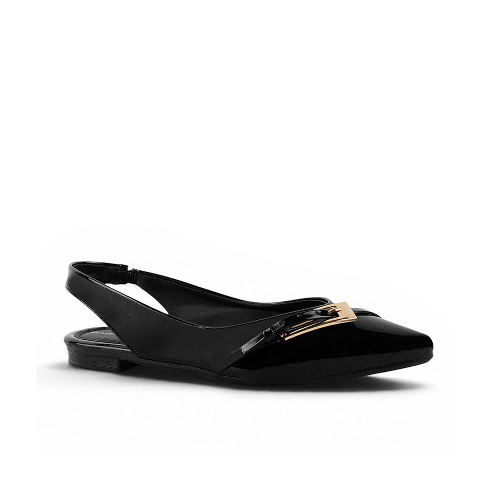 Vista diagonal de flats negros en charol para mujer de piso