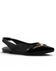 Vista diagonal de flats negros en charol para mujer de piso