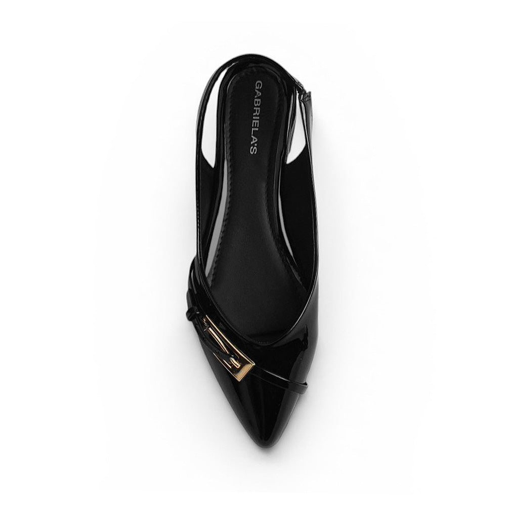 Vista superior de flats negros en charol para mujer