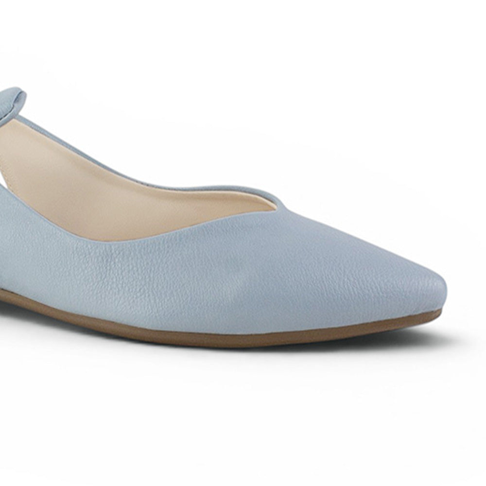 detalle del material sintético en flats azules con punta fina para dama 