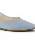 detalle del material sintético en flats azules con punta fina para dama 