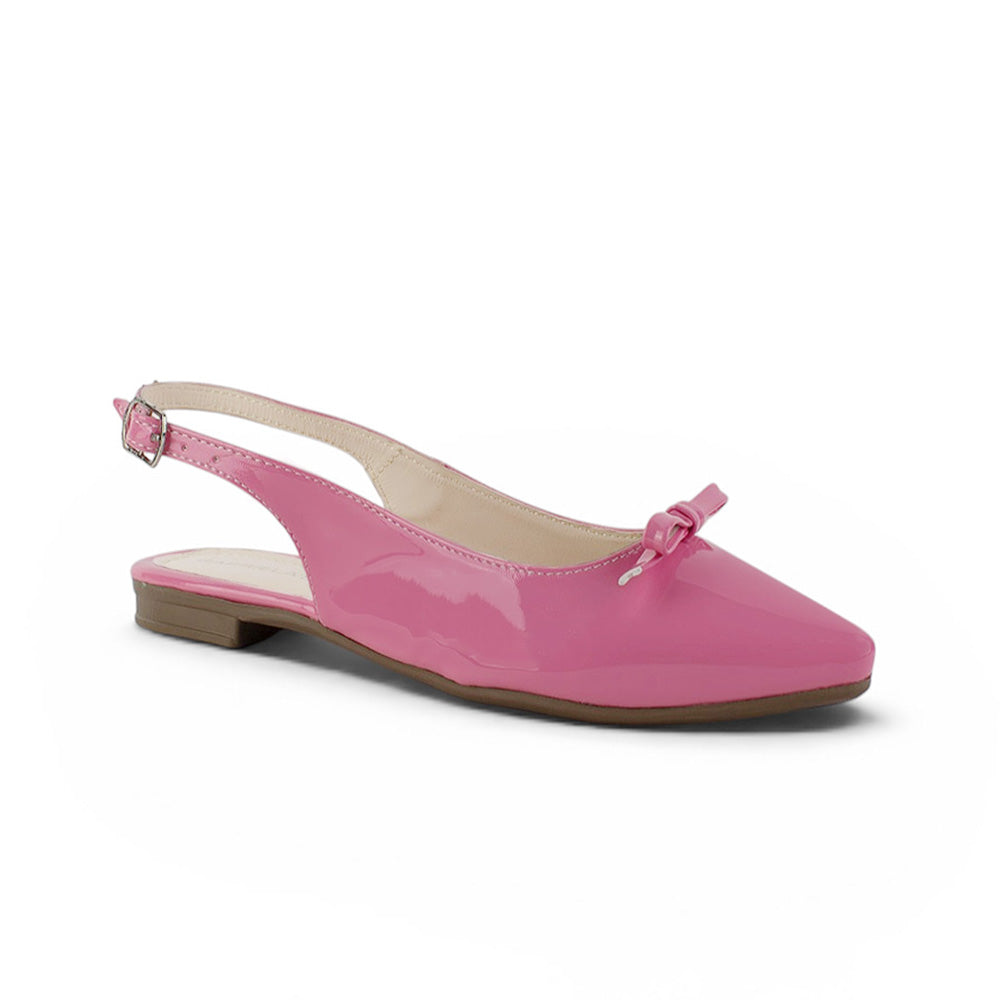 vista diagonal de flats rosas de charol con moño y talón descubierto para dama 