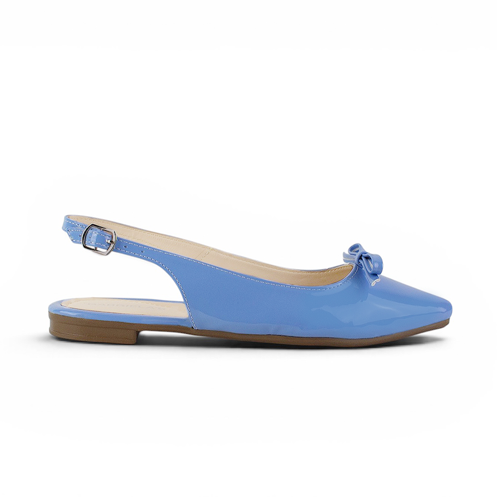 vista lateral de flats azules para dama de charol con moño de piso 