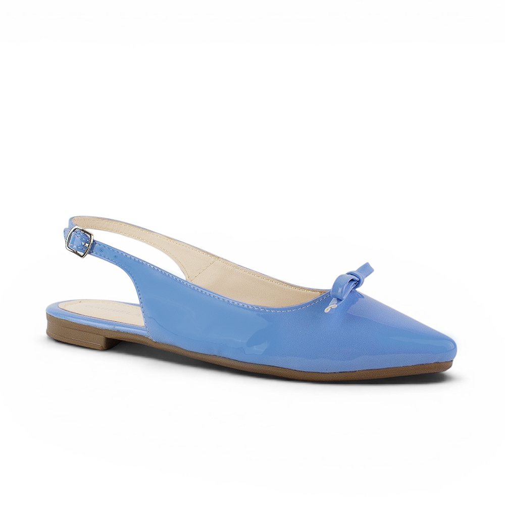 vista diagonal de flats azules de charol con moño y talón descubierto para dama 