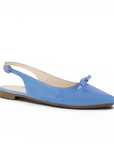 vista diagonal de flats azules de charol con moño y talón descubierto para dama 