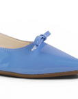 detalle del material charol en flats azules con moño de dama