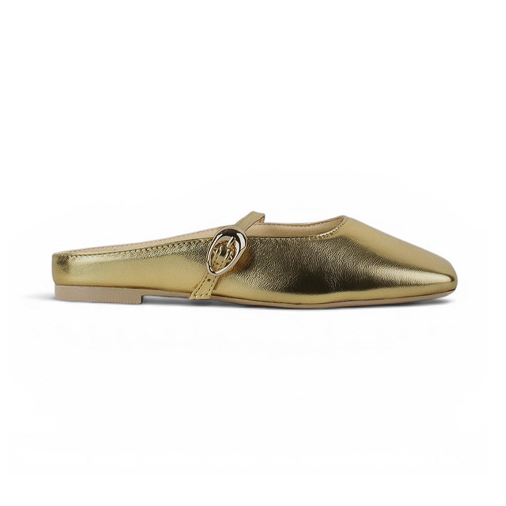 Vista lateral de balerina dorada de piso tipo mule con punta semicuadrada y pulsera ajustable en el empeine 