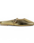 Vista lateral de balerina dorada de piso tipo mule con punta semicuadrada y pulsera ajustable en el empeine 