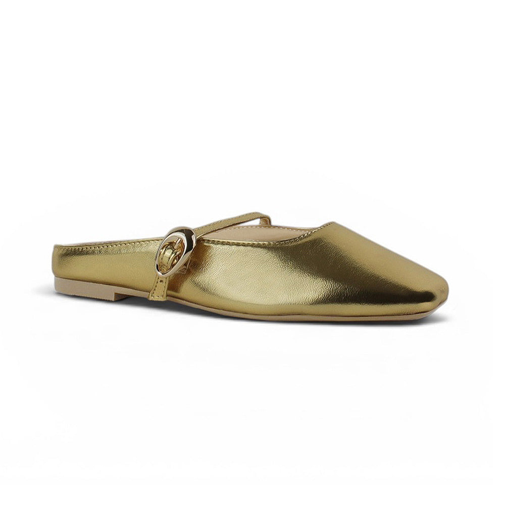 Vista diagonal de balerina dorada tipo mule con pulsera ajustable en el empeine de piso y punta semicuadrada para dama 