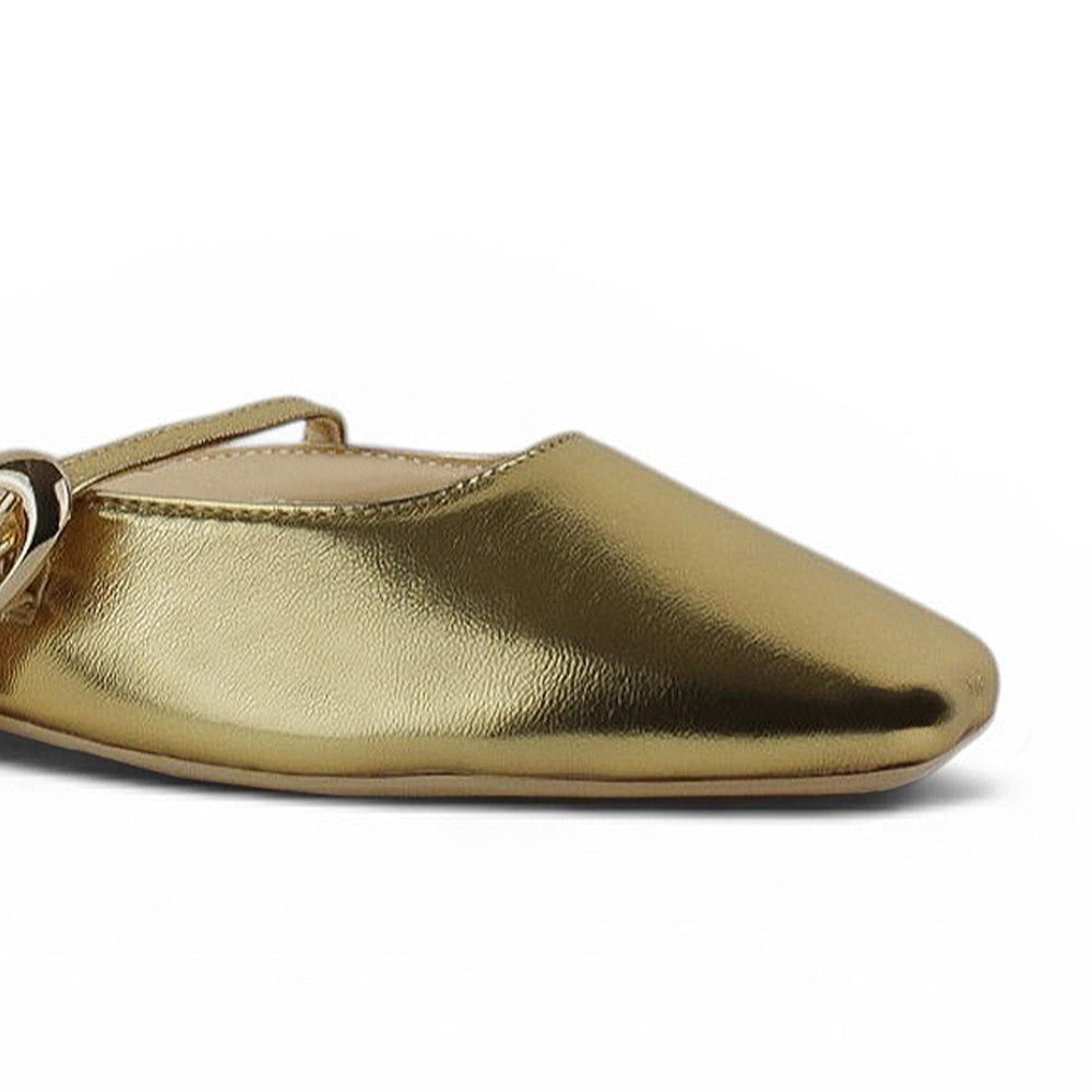 Detalle del material sintético en balerina dorada tipo mule para dama con punta semicuadrada de piso y pulsera ajustable en el empeine 