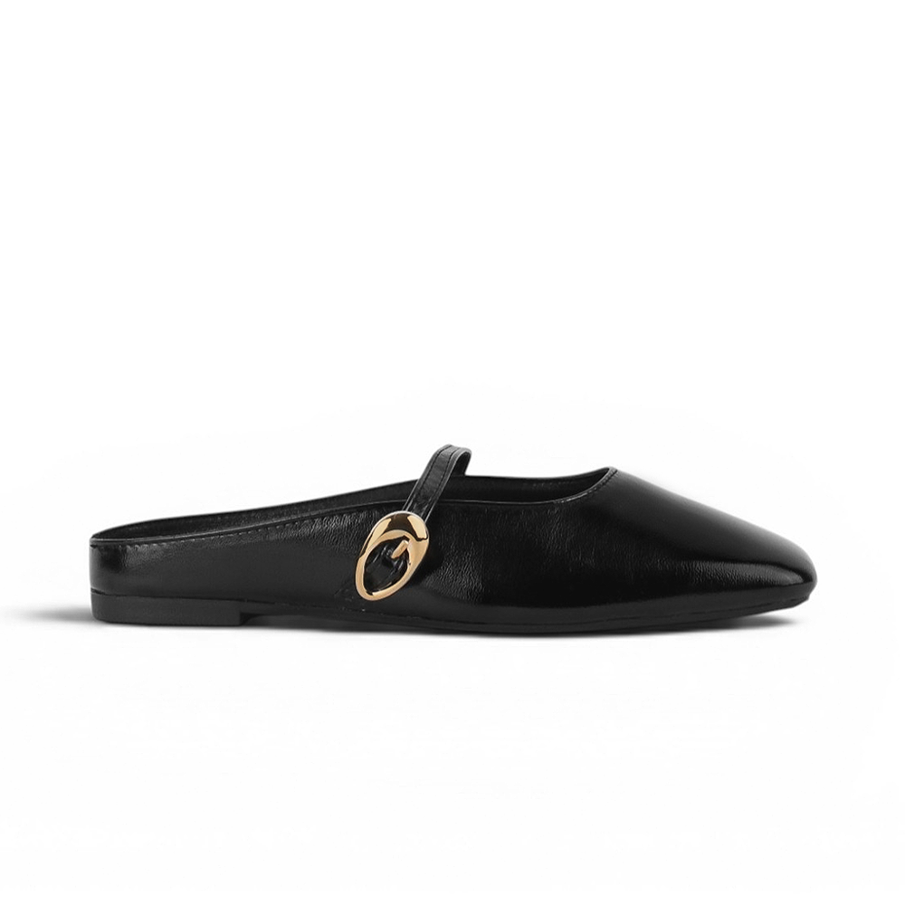 Vista lateral de balerina negra de piso tipo mule con punta semicuadrada y pulsera ajustable en el empeine 