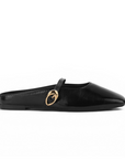Vista lateral de balerina negra de piso tipo mule con punta semicuadrada y pulsera ajustable en el empeine 