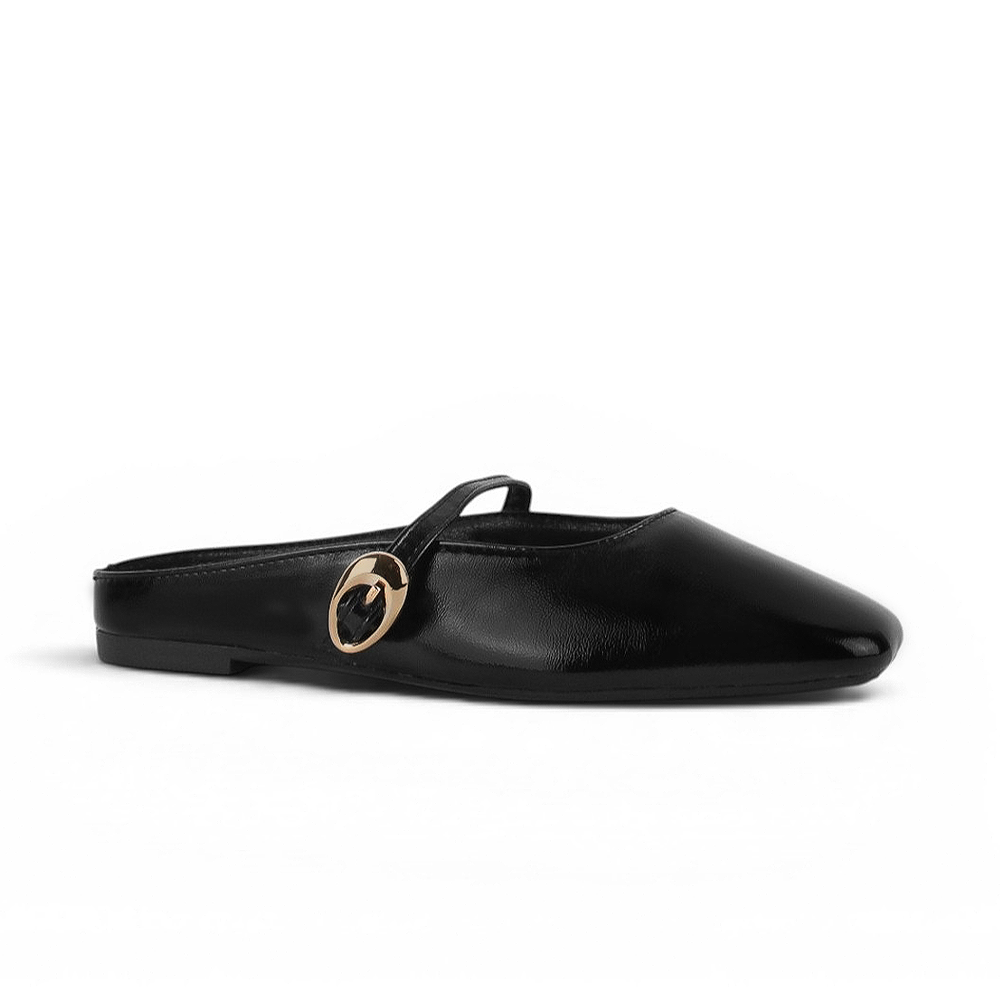 Vista diagonal de balerina negra tipo mule con pulsera ajustable en el empeine de piso y punta semicuadrada para dama 