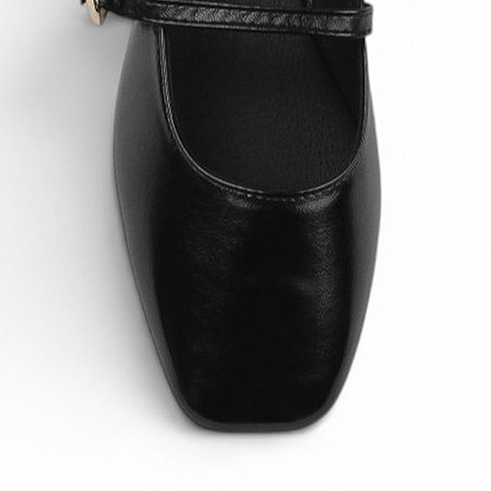Vista del detalle en punta semicuadrada de la balerina negra tipo mule para dama con pulsera ajustable en el empeine de piso 